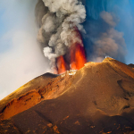 Etna, prosegue l'eruzione: nuova bocca in Valle del Bove, voli quasi normali